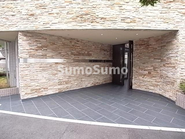 レジュールアッシュアーバンゲートのエントランス|ゆとりのあるエントランスです