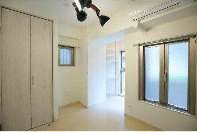 マーベラス鶯谷の洋室