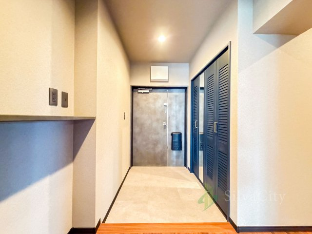 五反田ガーデンハイツの玄関|明るく開放的な空間を木目が美しい建具が見事に演出。住まいの顔となる玄関は、落ち着きと華やぎの満ちた空間に。ご家族の「行ってきます」「ただいま」を見守り続けます。