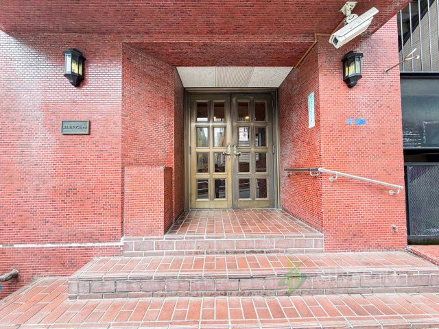 五反田ガーデンハイツの外観|流行に左右されず、将来にわたって価値が継続する「上質」な佇まい。おしゃれな雰囲気や自然の潤い、親しみやすさといった個性が街に新たな価値をもたらしています。