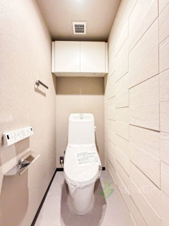 【トイレ】 | 五反田ガーデンハイツ | 毎日使うトイレ室は白を基調に、飽きのこない空間となっております。