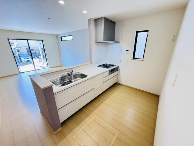 松戸市秋山新築戸建のキッチン|お手入れしやすいレンジフード・シンクの水栓には浄水器がついてます！