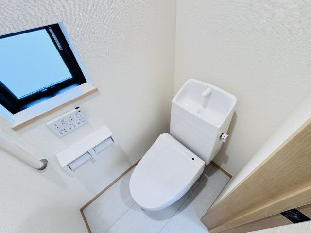 松戸市秋山新築戸建のトイレ|温水洗浄暖房便座つきトイレ