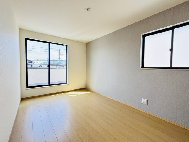 松戸市秋山新築戸建の寝室|7.5帖寝室・アクセントクロス・南側バルコニー前の明るいお部屋です♪