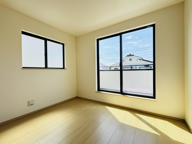 松戸市秋山新築戸建の子供部屋|5.18帖洋室・南側バルコニー前の明るいお部屋です♪