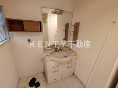 【洗面所】 | シークレットプラザ東六郷 | ゆったりとスペースのある洗面所