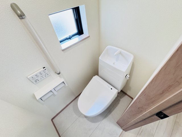 松戸市秋山新築戸建のトイレ|温水洗浄暖房便座つきトイレ
