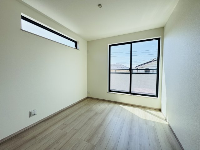 松戸市秋山新築戸建の子供部屋|5.25帖洋室・南側バルコニー前の明るいお部屋です♪
