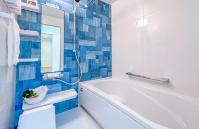 仲介手〇料不要　i-passo北区明徳町3号地【川上小・北部中】の浴室|タカラスタンダードのシステムバスの特長は、随所に“ホーロー”加工がされているので、傷やカビがつきにくく、汚れも落ちやすく、キレイを長く保つことができます。1616サイズなので家族でも入ることができます