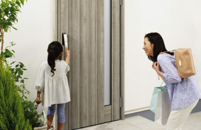 仲介手〇料不要　i-passo北区明徳町3号地【川上小・北部中】のその他|家の顔となる玄関ドアはデザイン性とともに機能も充実。ドアの閉まる速度を調節できるドアクローザーや、指はさみに考慮した丁番。つまづきにくく滑りにくいドア下枠など、安心・快適性にも配慮されています。