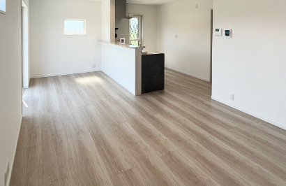 仲介手〇料不要　i-passo北区植木町大和２期【菱形小・鹿南中】の居間・リビング|汚れや傷がつきにくく、お手入れがラクだから、ワックスがけをしなくても美しい部屋を維持できます。へこみやすり傷への強さを追求し、美しさが長持ちする性能を備えました。