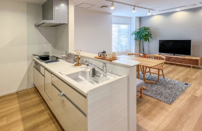 仲介手〇料不要　i-passo北区高平２丁目１号地【高平台小・京陵・竜南中】のキッチン|タカラスタンダードのシステムキッチンの特長は、随所に「ホーロー加工」がされているので、傷がつきにくく、汚れも落ちやすい。キレイを長く保つことができます。幅も2550㎜あり、広いスペースで調理できる。