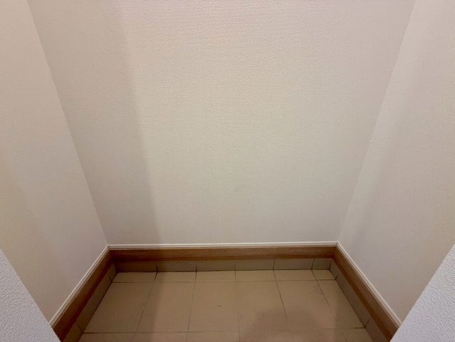 グラファーレ恩納村安富祖・１号棟の玄関|玄関横のスペースは、アウトドア用品やベビーカーの収納にも便利◎