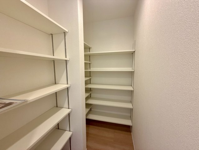 グラファーレ恩納村安富祖・１号棟の収納|食品や日用品をまとめて収納できて、キッチンまわりもすっきり保てるパントリー