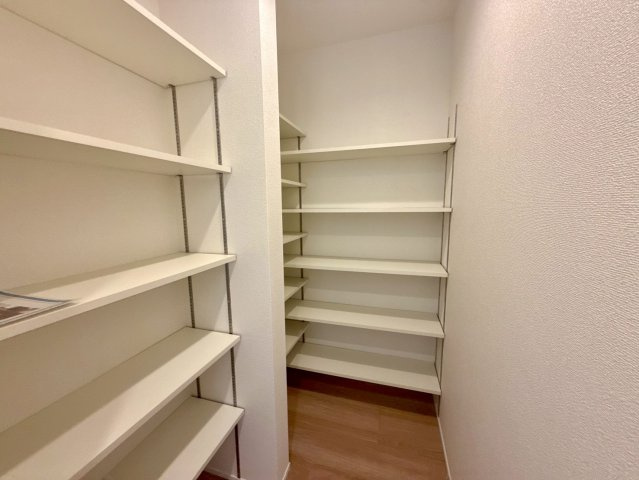 グラファーレ恩納村安富祖・１号棟の収納|可動式棚付きでストックも自由に配置可能、大容量のパントリー