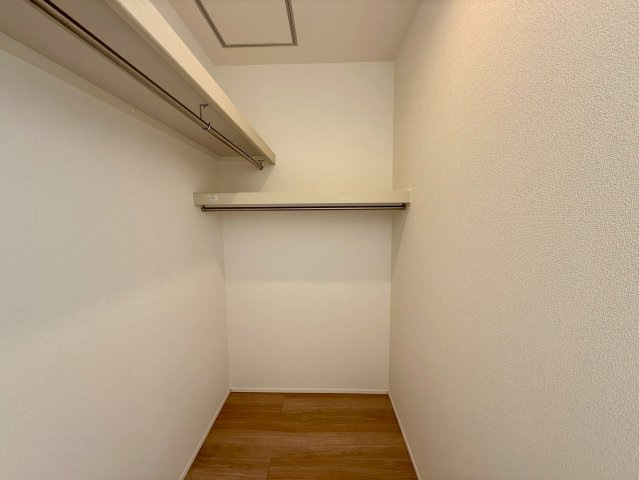 グラファーレ恩納村安富祖・１号棟の収納|洋室8帖には、季節物の入れ替えが楽々なWICを設置