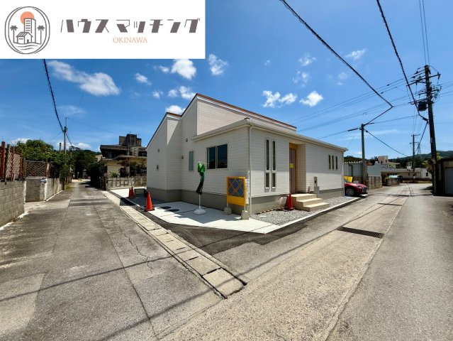 グラファーレ恩納村安富祖・１号棟の前面道路含む現地写真|開放的な三方角地♪コンビニまで徒歩４分の立地♪並列２台駐車可能スペース付！