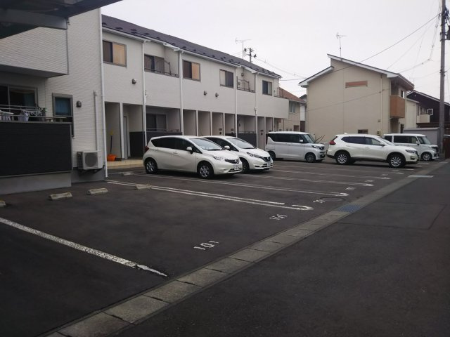 Estees（エスティーズ）の駐車場