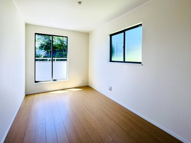 柏市大室新築戸建の寝室|6.68帖寝室・南側バルコニー前の明るいお部屋です♪