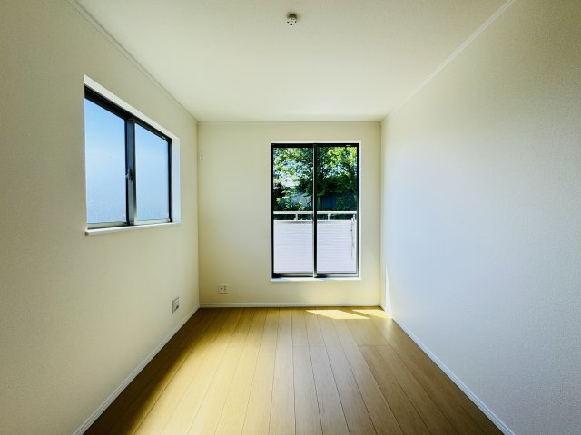 柏市大室新築戸建の子供部屋|5.31帖洋室・南側バルコニー前の明るいお部屋です♪
