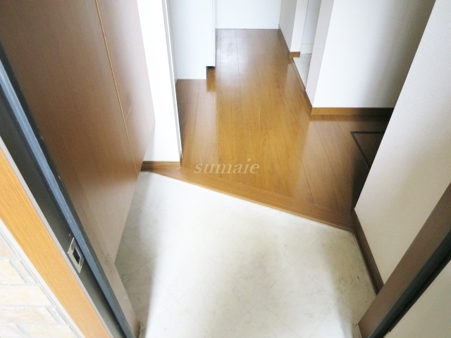 セレーノの玄関|反転タイプのお部屋の写真です。