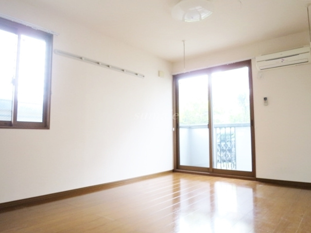 セレーノの居間・リビング|反転タイプのお部屋の写真です。