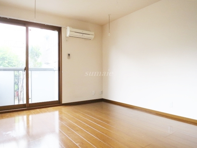 セレーノの居間・リビング|反転タイプのお部屋の写真です。