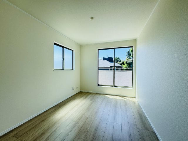 柏市大室新築戸建の子供部屋|6.5帖洋室・南側バルコニー前の明るいお部屋です♪