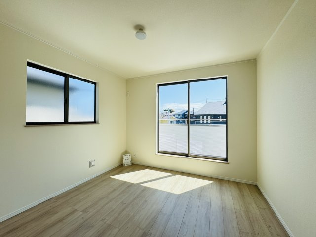 柏市大室新築戸建の子供部屋|6.62帖洋室・南側バルコニー前の明るいお部屋です♪