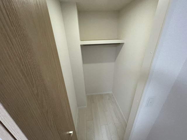 稲城市東長沼の賃貸マンションの収納