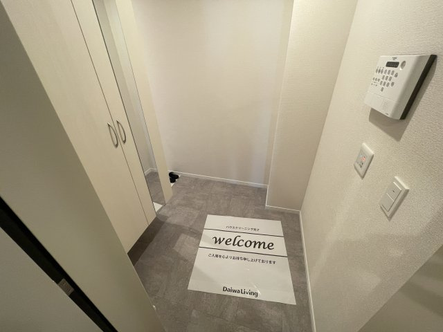 稲城市東長沼の賃貸マンションの玄関