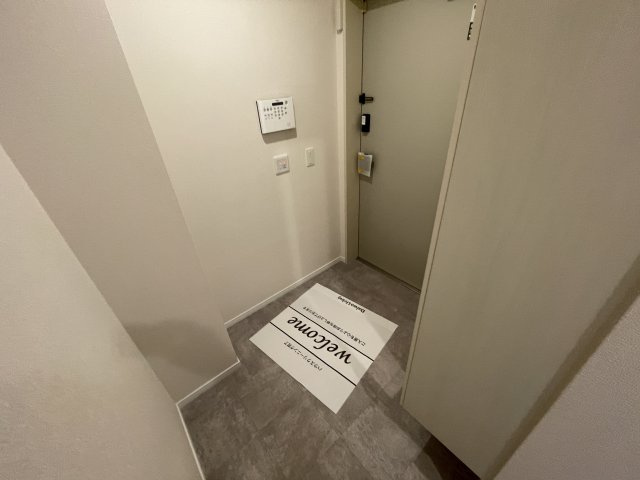 稲城市東長沼の賃貸マンションの玄関