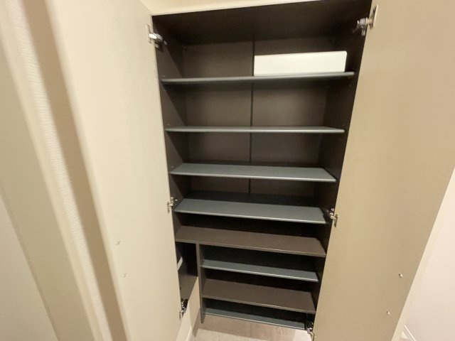 稲城市東長沼の賃貸マンションの収納