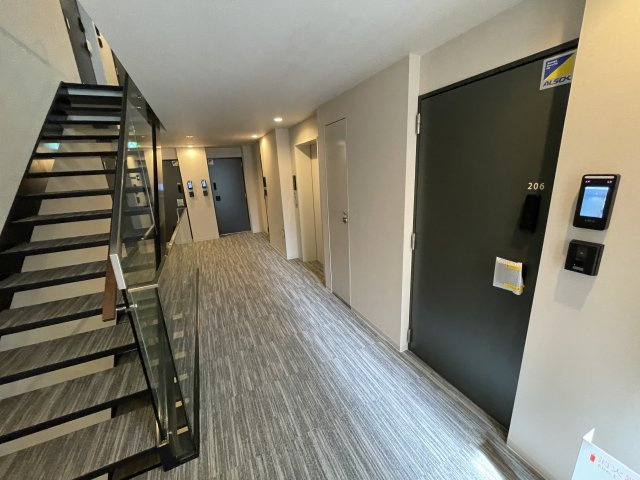 稲城市東長沼の賃貸マンションのロビー
