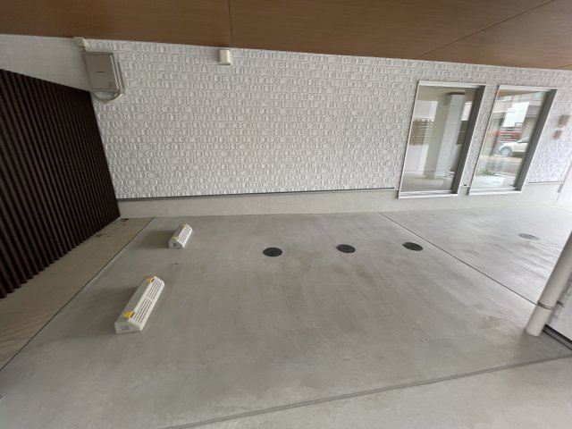 稲城市東長沼の賃貸マンションの駐車場