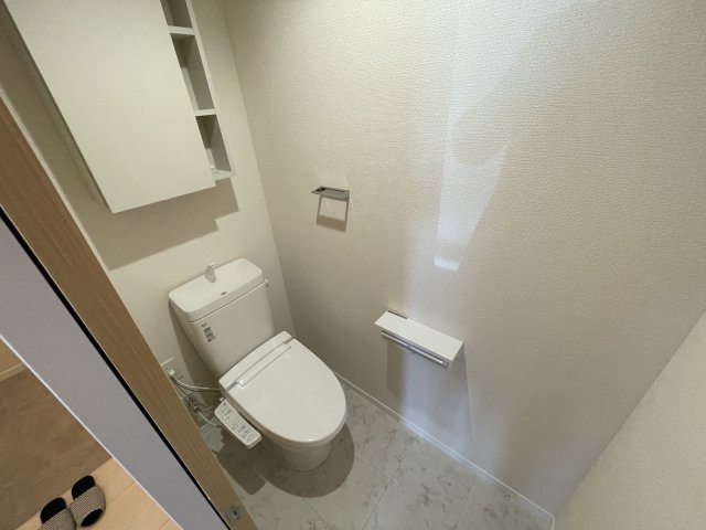 稲城市東長沼の賃貸マンションのトイレ