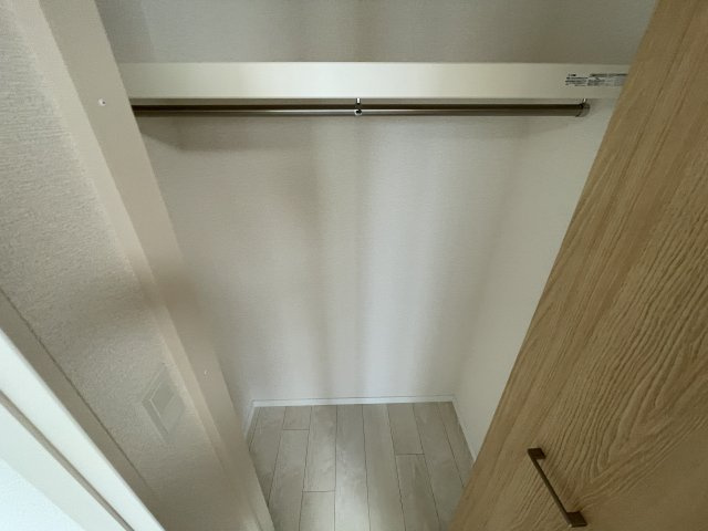 稲城市東長沼の賃貸マンションの収納