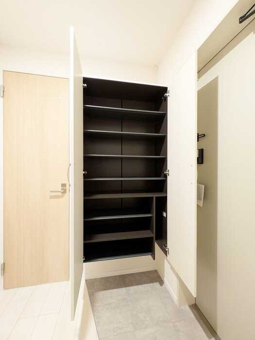 稲城市東長沼の賃貸マンションの収納