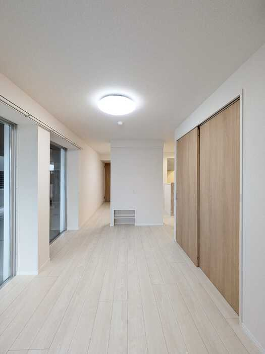 稲城市東長沼の賃貸マンションの居間・リビング