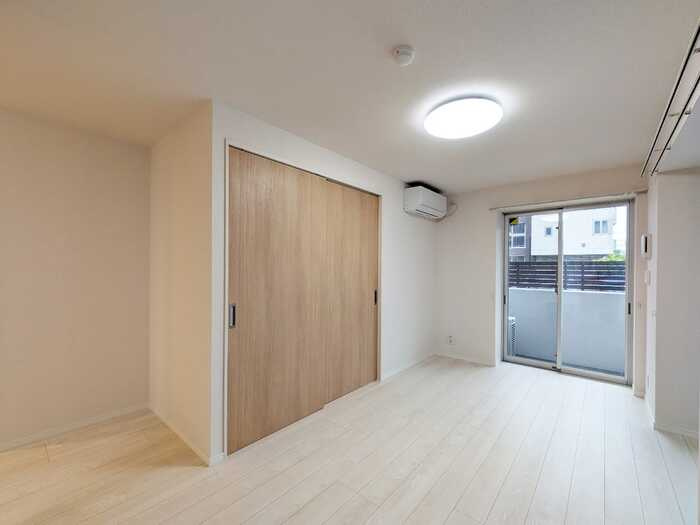 稲城市東長沼の賃貸マンションの居間・リビング