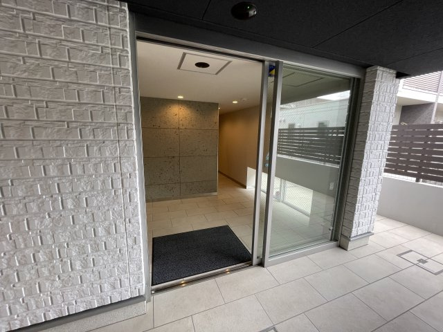 稲城市東長沼の賃貸マンションのエントランス