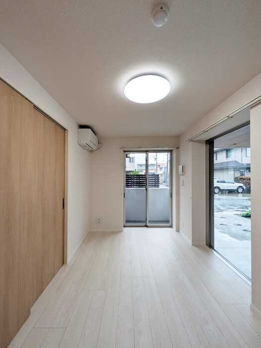 稲城市東長沼の賃貸マンションの居間・リビング