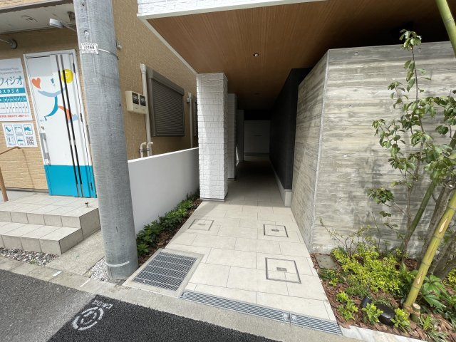 稲城市東長沼の賃貸マンションのエントランス