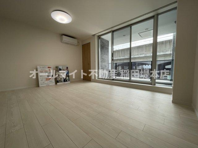 稲城市東長沼の賃貸マンションの居間・リビング