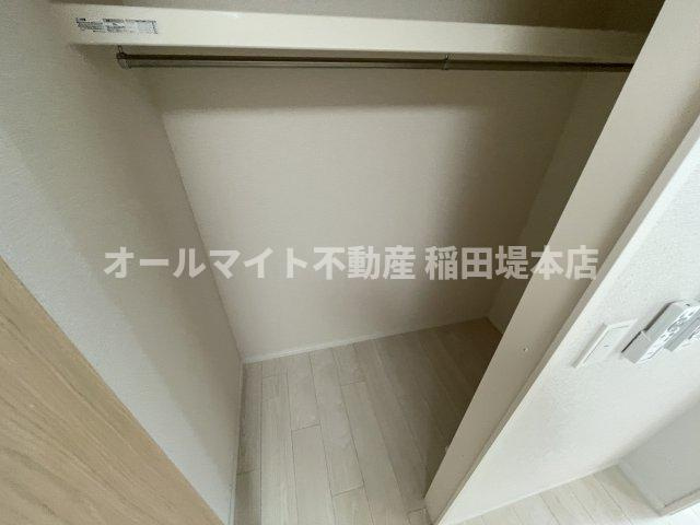 稲城市東長沼の賃貸マンションの収納