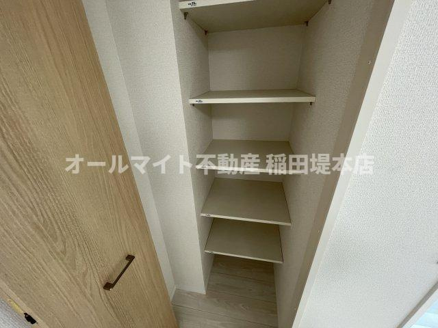 稲城市東長沼の賃貸マンションの収納