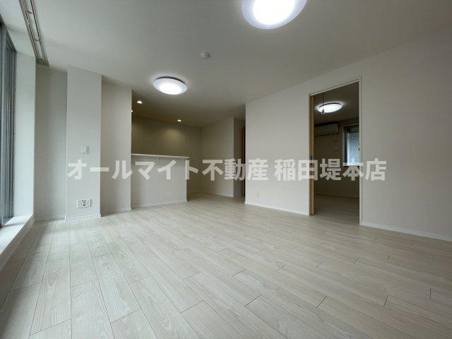 稲城市東長沼の賃貸マンションの居間・リビング