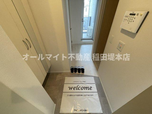 稲城市東長沼の賃貸マンションの玄関