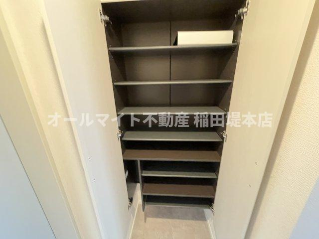 稲城市東長沼の賃貸マンションの収納