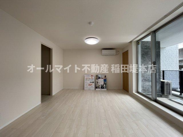 稲城市東長沼の賃貸マンションの居間・リビング